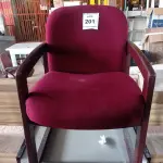 LOTE 201 - 01 CADEIRA NA COR VERMELHA (RED CHAIR).039372 (NO ESTADO EM QUE SE ENCONTRA. SUJEITO A AVARIAS OCULTAS/VISÍVEIS.)