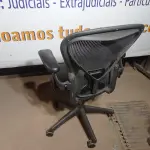 LOTE 196 - 01 CADEIRA HERMAN MILLER (HERMAN MILLER CHAIR). (NO ESTADO EM QUE SE ENCONTRA. SUJEITO A AVARIAS OCULTAS/VISÍVEIS.)