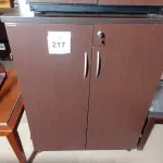 LOTE 217 - 01 ARMÁRIO MÉDIO EM MADEIRA C/ 02 PORTAS (MEDIUM WOODEN CABINET). (NO ESTADO EM QUE SE ENCONTRA. SUJEITO A AVARIAS OCULTAS/VISÍVEIS.)
