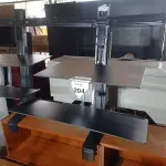 LOTE 204 - 01 CONVERSOR DE MESA AJUSTÁVEL (VARIDESK). (NO ESTADO EM QUE SE ENCONTRA. SUJEITO A AVARIAS OCULTAS/VISÍVEIS.)