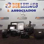 LOTE 070 - 02 FILMADORAS MARCA GRADIENTE E SONY E 04 CÂMERAS FOTOGRÁFICAS MARCAS E MODELOS DIVERSOS. (NO ESTADO) ATENÇÃO! FAZER A VISITAÇÃO ANTES DE ARREMATAR, NÃO SABEMOS SE FUNCIONA. LEILÃO NÃO TEM GARANTIA E NEM DEVOLUÇÃO, SUJEITO A POSSÍVEIS AVARIAS VISÍVEIS/OCULTAS E/OU AUSÊNCIA DE COMPONENTES.