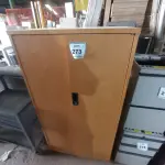 LOTE 273 - 01 ARMÁRIO EM MADEIRA C/ 02 PORTAS. (WOODEN CABINET) (NO ESTADO EM QUE SE ENCONTRA. SUJEITO A AVARIAS OCULTAS/VISÍVEIS.)