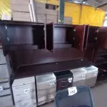 LOTE 276 - 01 ARMÁRIO C/ BANCADA EM MADEIRA (WOODEN CABINET). (NO ESTADO EM QUE SE ENCONTRA. SUJEITO A AVARIAS OCULTAS/VISÍVEIS.)