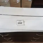 LOTE 292 - 01 CAIXA COM PROTETOR DE TELA GRANDE (BOX WITH LARGE SCREEN PROTECTOR). (NO ESTADO EM QUE SE ENCONTRA. SUJEITO A AVARIAS OCULTAS/VISÍVEIS.)
