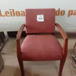 LOTE 203 - 01 CADEIRA NA COR VERMELHA COM ESTAMPA (RED CHAIR WITH PRINT). (NO ESTADO EM QUE SE ENCONTRA. SUJEITO A AVARIAS OCULTAS/VISÍVEIS.)