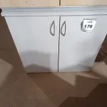 LOTE 179 - 01 ARMÁRIO BAIXO 02 PORTAS EM MADEIRA. (LOW CABINET). (NO ESTADO EM QUE SE ENCONTRA. SUJEITO A AVARIAS OCULTAS/VISÍVEIS.)