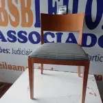 LOTE 155 - 01 CADEIRA EM MADEIRA ASSENTO CINZA LISTRADO (WOODEN CHAIR GRAY STRIPED SEAT). (NO ESTADO EM QUE SE ENCONTRA. SUJEITO A AVARIAS OCULTAS/VISÍVEIS.)
