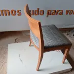 LOTE 263 - 01 CADEIRA MADEIRA ASSENTO CINZA LISTRADO (WOODEN CHAIR WITH GRAY STRIPED SEAT) (NO ESTADO EM QUE SE ENCONTRA. SUJEITO A AVARIAS OCULTAS/VISÍVEIS.)