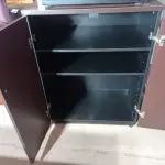 LOTE 217 - 01 ARMÁRIO MÉDIO EM MADEIRA C/ 02 PORTAS (MEDIUM WOODEN CABINET). (NO ESTADO EM QUE SE ENCONTRA. SUJEITO A AVARIAS OCULTAS/VISÍVEIS.)