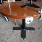 LOTE 259 - 01 MESA REDONDA DE MADEIRA CLARA (ROUND LIGHT WOOD TABLE). (NO ESTADO EM QUE SE ENCONTRA. SUJEITO A AVARIAS OCULTAS/VISÍVEIS.)
