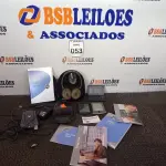 LOTE 053 - 01 FONE DE OUVIDO C/CARREGADOR MARCA BOSE, 01 APARELHO PALM E 01 CALCULADORA. (NO ESTADO) ATENÇÃO! FAZER A VISITAÇÃO ANTES DE ARREMATAR, NÃO SABEMOS SE FUNCIONA. LEILÃO NÃO TEM GARANTIA E NEM DEVOLUÇÃO, SUJEITO A POSSÍVEIS AVARIAS VISÍVEIS/OCULTAS E/OU AUSÊNCIA DE COMPONENTES.