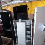 LOTE 285 - 02 ARMÁRIOS EM MADEIRA (WOODEN CABINETS) E 01 ARMÁRIO BAIXO (LOW CABINET). (NO ESTADO EM QUE SE ENCONTRA. SUJEITO A AVARIAS OCULTAS/VISÍVEIS.)