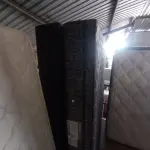 LOTE 290 - 02 CAIXAS GÊMEAS. (BOX, TWIN). AV9793N/ AV9846R E 01 COLCHÃO CASAL C/BASE (MATTRESS, QUEEN). (NO ESTADO EM QUE SE ENCONTRA. SUJEITO A AVARIAS OCULTAS/VISÍVEIS.) (AU1904T