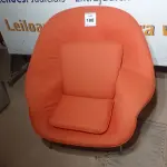 LOTE 188 - 01 POLTRONA NA COR LARANJA (ARMCHAIR). (NO ESTADO EM QUE SE ENCONTRA. SUJEITO A AVARIAS OCULTAS/VISÍVEIS.)
