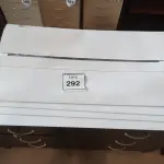 LOTE 292 - 01 CAIXA COM PROTETOR DE TELA GRANDE (BOX WITH LARGE SCREEN PROTECTOR). (NO ESTADO EM QUE SE ENCONTRA. SUJEITO A AVARIAS OCULTAS/VISÍVEIS.)