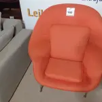 LOTE 165 - 01 POLTRONA NA COR LARANJA (ARMCHAIR). (NO ESTADO EM QUE SE ENCONTRA. SUJEITO A AVARIAS OCULTAS/VISÍVEIS.)
