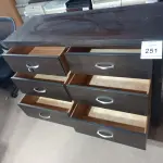 LOTE 251 - 01 CÔMODA (DRESSER). (NO ESTADO EM QUE SE ENCONTRA. SUJEITO A AVARIAS OCULTAS/VISÍVEIS.) AU2218U