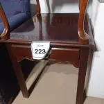 LOTE 223 - 01 MESA EM MADEIRA C/GAVETA (WOODEN TABLE). (NO ESTADO EM QUE SE ENCONTRA. SUJEITO A AVARIAS OCULTAS/VISÍVEIS.) (NO ESTADO EM QUE SE ENCONTRA. SUJEITO A AVARIAS OCULTAS/VISÍVEIS.)