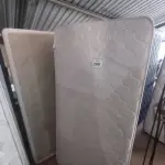 LOTE 289 - 01 COLCHÃO SOLTEIRO C/BASE (SINGLE MATTRESS). (NO ESTADO EM QUE SE ENCONTRA. SUJEITO A AVARIAS OCULTAS/VISÍVEIS.) BH1482D