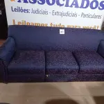 LOTE 221 - 01 SOFÁ 03 LUGARES NA COR AZUL (SOFA). (NO ESTADO EM QUE SE ENCONTRA. SUJEITO A AVARIAS OCULTAS/VISÍVEIS.)