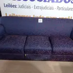 LOTE 221 - 01 SOFÁ 03 LUGARES NA COR AZUL (SOFA). (NO ESTADO EM QUE SE ENCONTRA. SUJEITO A AVARIAS OCULTAS/VISÍVEIS.)