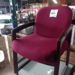 LOTE 201 - 01 CADEIRA NA COR VERMELHA (RED CHAIR).039372 (NO ESTADO EM QUE SE ENCONTRA. SUJEITO A AVARIAS OCULTAS/VISÍVEIS.)