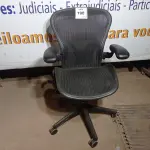 LOTE 196 - 01 CADEIRA HERMAN MILLER (HERMAN MILLER CHAIR). (NO ESTADO EM QUE SE ENCONTRA. SUJEITO A AVARIAS OCULTAS/VISÍVEIS.)