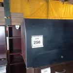 LOTE 256 - 01 ARMÁRIO SUSPENSO (HANGING CABINET). (NO ESTADO EM QUE SE ENCONTRA. SUJEITO A AVARIAS OCULTAS/VISÍVEIS.)
