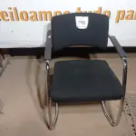 LOTE 195 - 01 CADEIRA DE ESCRITÓRIO PRETA SEM RODAS (BLACK OFFICE CHAIR WITHOUT WHEELS). (NO ESTADO EM QUE SE ENCONTRA. SUJEITO A AVARIAS OCULTAS/VISÍVEIS.)