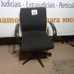 LOTE 194 - 01 CADEIRA DE ESCRITÓRIO PRETA COM RODINHA (BLACK OFFICE CHAIR WITH WHEELS). (NO ESTADO EM QUE SE ENCONTRA. SUJEITO A AVARIAS OCULTAS/VISÍVEIS.)