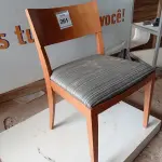 LOTE 261 - 01 CADEIRA MADEIRA ASSENTO CINZA LISTRADO (WOODEN CHAIR WITH GRAY STRIPED SEAT) (NO ESTADO EM QUE SE ENCONTRA. SUJEITO A AVARIAS OCULTAS/VISÍVEIS.)