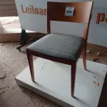 LOTE 263 - 01 CADEIRA MADEIRA ASSENTO CINZA LISTRADO (WOODEN CHAIR WITH GRAY STRIPED SEAT) (NO ESTADO EM QUE SE ENCONTRA. SUJEITO A AVARIAS OCULTAS/VISÍVEIS.)