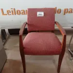 LOTE 205 - 01 CADEIRA NA COR VERMELHA COM ESTAMPA (RED CHAIR WITH PRINT).  (NO ESTADO EM QUE SE ENCONTRA. SUJEITO A AVARIAS OCULTAS/VISÍVEIS.)