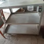 LOTE 257 - 01 CARRINHO DE APOIO SEM RODAS (SUPPORT TROLLEY WITHOUT WHEELS). (NO ESTADO EM QUE SE ENCONTRA. SUJEITO A AVARIAS OCULTAS/VISÍVEIS.)