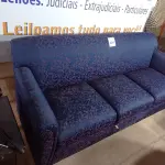 LOTE 221 - 01 SOFÁ 03 LUGARES NA COR AZUL (SOFA). (NO ESTADO EM QUE SE ENCONTRA. SUJEITO A AVARIAS OCULTAS/VISÍVEIS.)