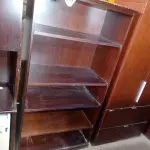 LOTE 282 - 01 ESTANTE EM MADEIRA (WOODEN BOOKCASE). (NO ESTADO EM QUE SE ENCONTRA. SUJEITO A AVARIAS OCULTAS/VISÍVEIS.)