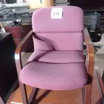 LOTE 214 - 01 CADEIRA NA COR ROXA (PURPLE CHAIR).035098 (NO ESTADO EM QUE SE ENCONTRA. SUJEITO A AVARIAS OCULTAS/VISÍVEIS.)