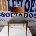 LOTE 154 - 01 CADEIRA MADEIRA ASSENTO CINZA LISTRADO (WOODEN CHAIR GRAY STRIPED SEAT). (NO ESTADO EM QUE SE ENCONTRA. SUJEITO A AVARIAS OCULTAS/VISÍVEIS.) 