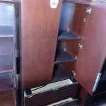 LOTE 283 - 01 ARMÁRIO 02 PORTAS ESCUROS (CABINET). (NO ESTADO EM QUE SE ENCONTRA. SUJEITO A AVARIAS OCULTAS/VISÍVEIS.)