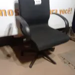 LOTE 194 - 01 CADEIRA DE ESCRITÓRIO PRETA COM RODINHA (BLACK OFFICE CHAIR WITH WHEELS). (NO ESTADO EM QUE SE ENCONTRA. SUJEITO A AVARIAS OCULTAS/VISÍVEIS.)