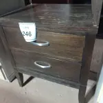 LOTE 246 - 01 ARMÁRIO MÉDIO EM MADEIRA C/ 02 PORTAS (MEDIUM WOODEN CABINET). (NO ESTADO EM QUE SE ENCONTRA. SUJEITO A AVARIAS OCULTAS/VISÍVEIS.)
