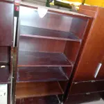 LOTE 282 - 01 ESTANTE EM MADEIRA (WOODEN BOOKCASE). (NO ESTADO EM QUE SE ENCONTRA. SUJEITO A AVARIAS OCULTAS/VISÍVEIS.)