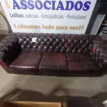 LOTE 226 - 01 SOFÁ DE COURO (LEATHER SOFA). (NO ESTADO EM QUE SE ENCONTRA. SUJEITO A AVARIAS OCULTAS/VISÍVEIS.)
