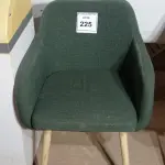 LOTE 225 - 01 CADEIRA VERDE (GREEN CHAIR). (NO ESTADO EM QUE SE ENCONTRA. SUJEITO A AVARIAS OCULTAS/VISÍVEIS.)