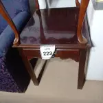 LOTE 223 - 01 MESA EM MADEIRA C/GAVETA (WOODEN TABLE). (NO ESTADO EM QUE SE ENCONTRA. SUJEITO A AVARIAS OCULTAS/VISÍVEIS.) (NO ESTADO EM QUE SE ENCONTRA. SUJEITO A AVARIAS OCULTAS/VISÍVEIS.)