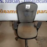 LOTE 193 - 01 CADEIRA DE ESCRITÓRIO VELHA (OLD OFFICE CHAIR). (NO ESTADO EM QUE SE ENCONTRA. SUJEITO A AVARIAS OCULTAS/VISÍVEIS.)