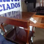 LOTE 222 - 01 MESA EM MADEIRA C/GAVETA (WOODEN TABLE). (NO ESTADO EM QUE SE ENCONTRA. SUJEITO A AVARIAS OCULTAS/VISÍVEIS.) (NO ESTADO EM QUE SE ENCONTRA. SUJEITO A AVARIAS OCULTAS/VISÍVEIS.)
