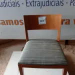 LOTE 261 - 01 CADEIRA MADEIRA ASSENTO CINZA LISTRADO (WOODEN CHAIR WITH GRAY STRIPED SEAT) (NO ESTADO EM QUE SE ENCONTRA. SUJEITO A AVARIAS OCULTAS/VISÍVEIS.)