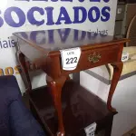 LOTE 222 - 01 MESA EM MADEIRA C/GAVETA (WOODEN TABLE). (NO ESTADO EM QUE SE ENCONTRA. SUJEITO A AVARIAS OCULTAS/VISÍVEIS.) (NO ESTADO EM QUE SE ENCONTRA. SUJEITO A AVARIAS OCULTAS/VISÍVEIS.)