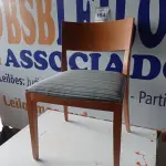 LOTE 154 - 01 CADEIRA MADEIRA ASSENTO CINZA LISTRADO (WOODEN CHAIR GRAY STRIPED SEAT). (NO ESTADO EM QUE SE ENCONTRA. SUJEITO A AVARIAS OCULTAS/VISÍVEIS.) 